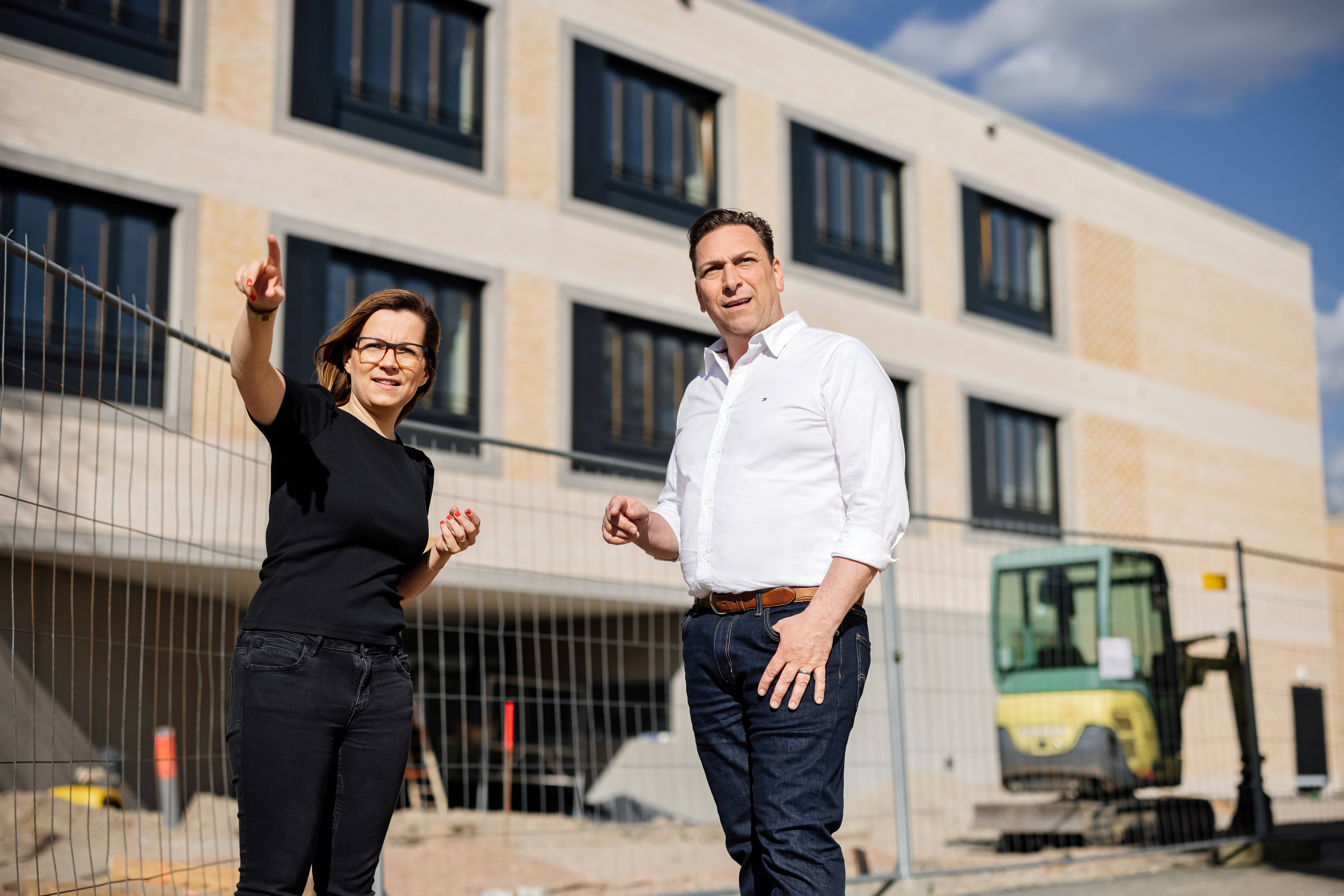 Bildunterschrift: Denise Bittner und Lars Bocian MdA; 
Bildrechte: Tobias Koch 
